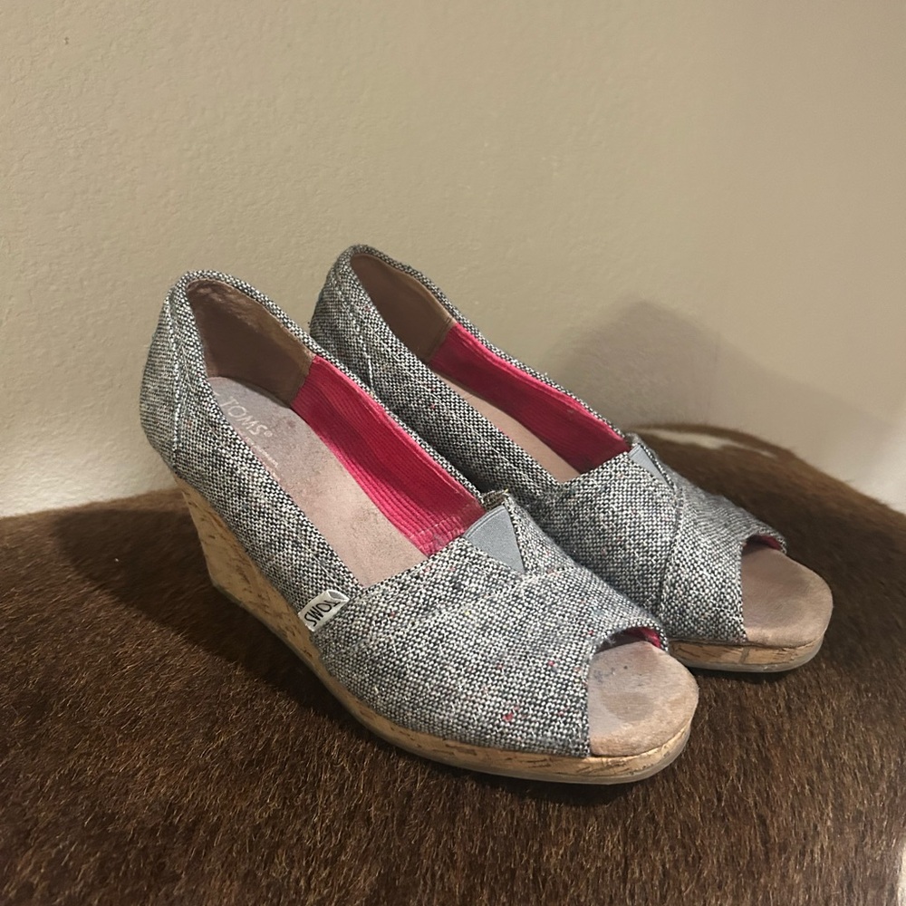 Toms women’s 8.5 peep toe wedge 3.5 inches